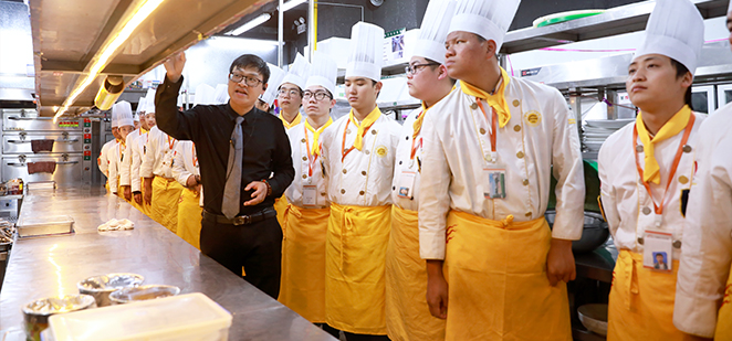 定期前往企业实习